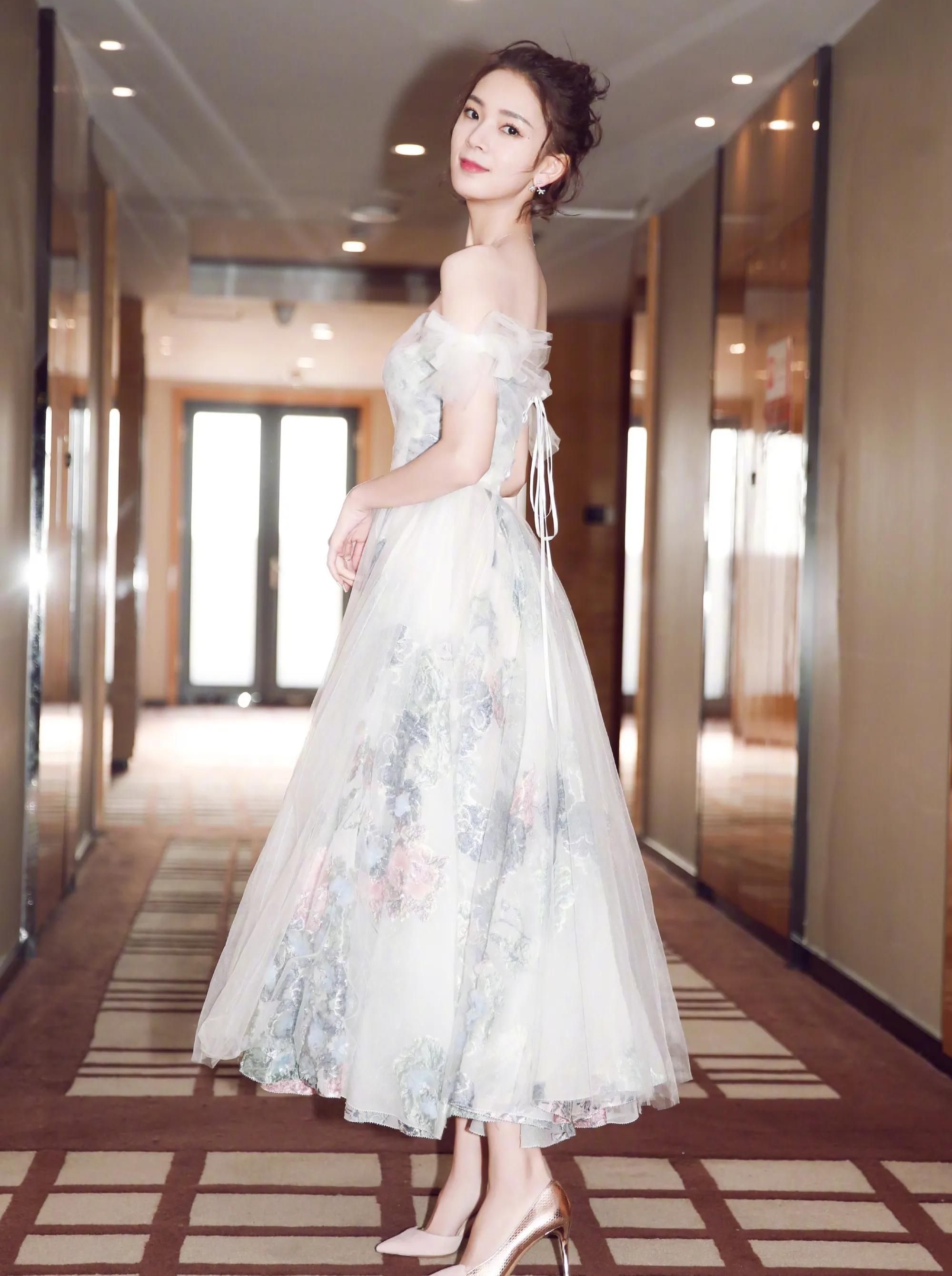 陈瑶穿着白色印花裙子,娇艳如花,时尚魅力!