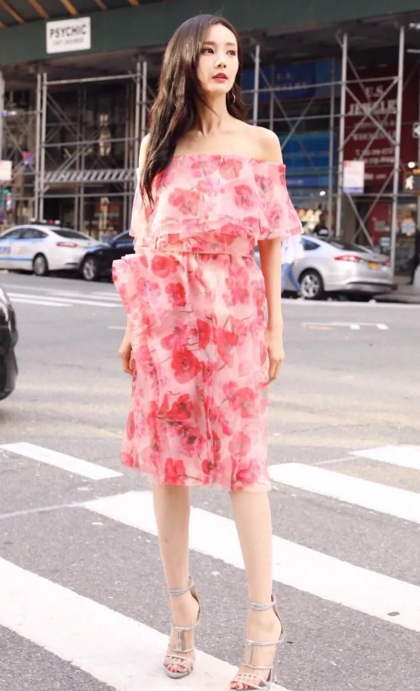 李一桐粉嫩佳人优雅写真,惊艳迷人!_高清图集_新浪网