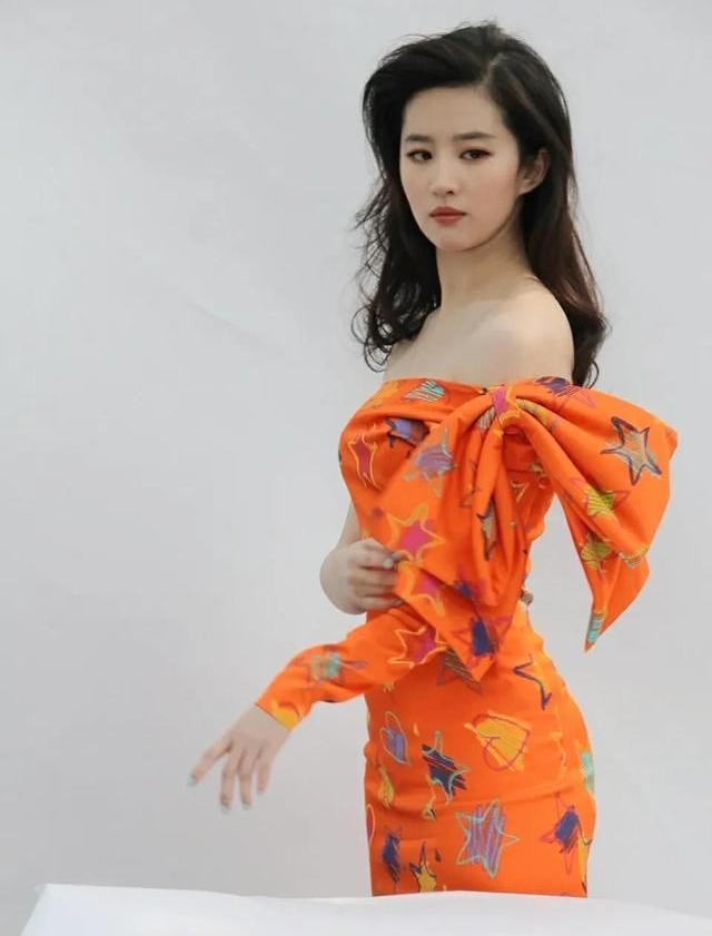 刘亦菲,橘色半露肩蝴蝶结裙,优雅大气!