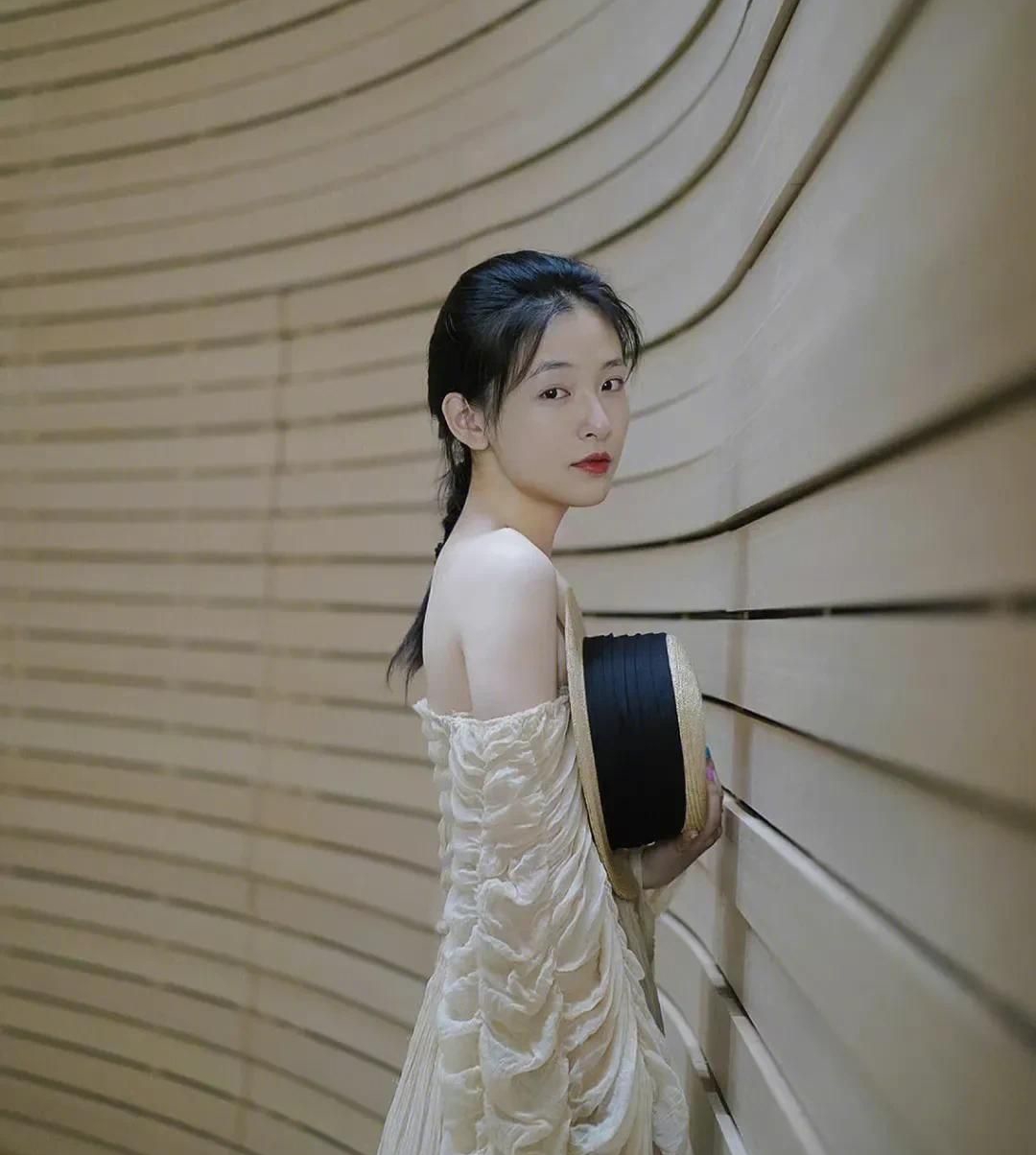 吴倩清纯写真照,恬静温婉,优雅迷人!