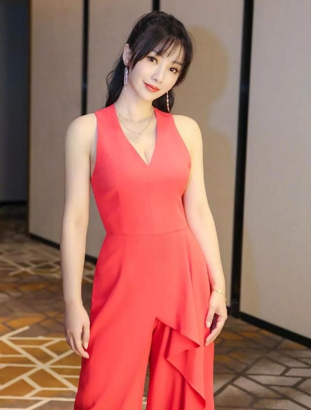 身材超好的女神柳岩,美丽惊艳!__财经头条