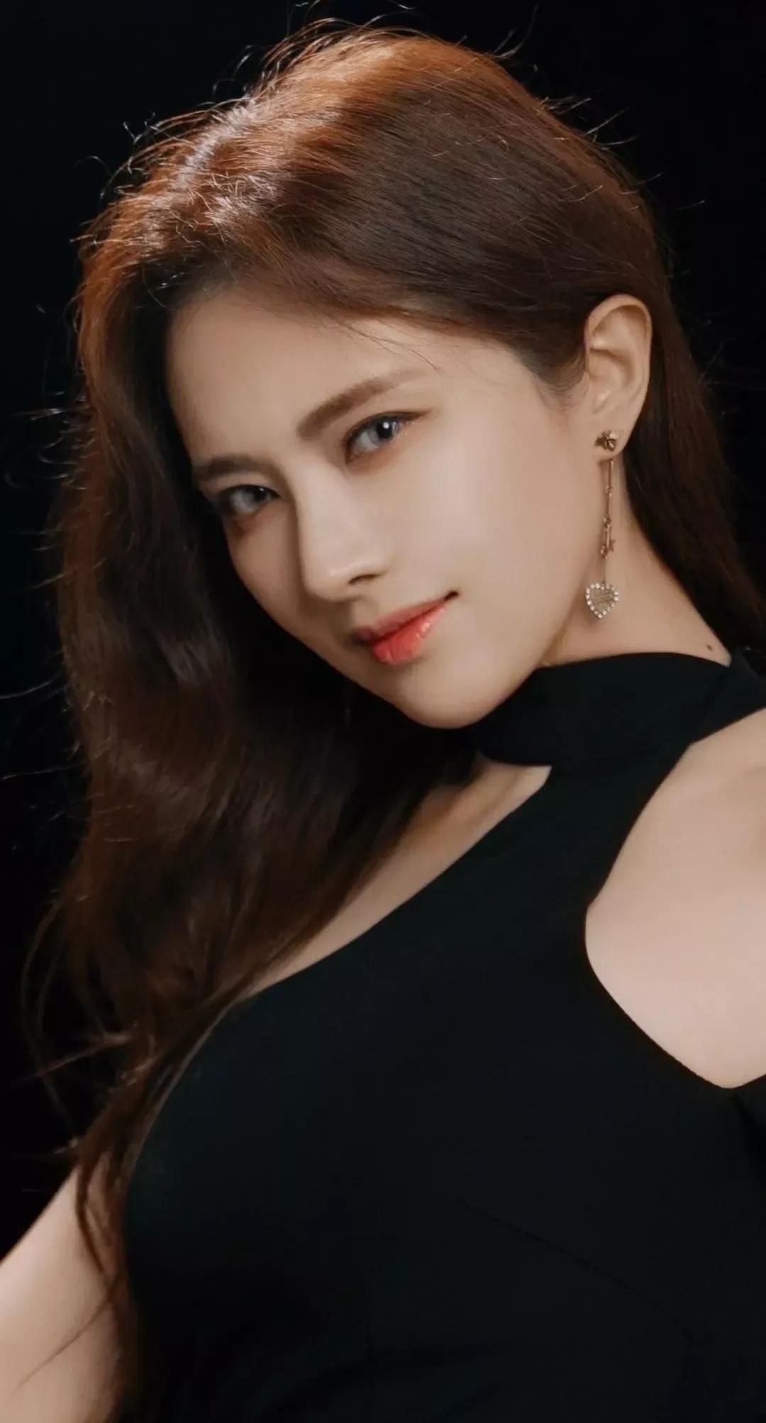 孟茜:天使容颜,傲人身材,美艳动人!__财经头条