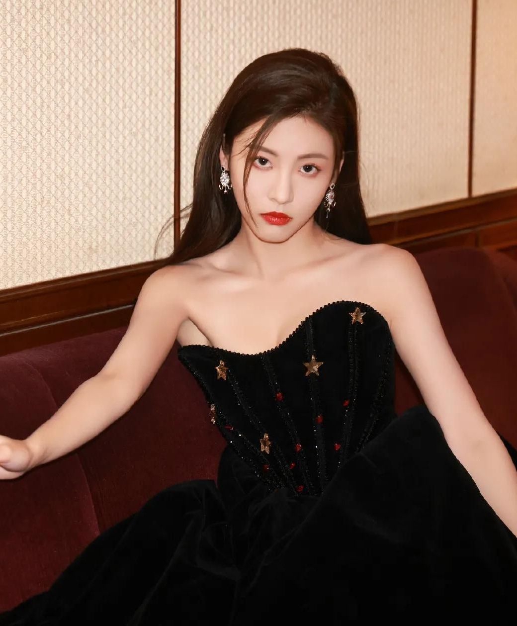 孙芮穿黑色抹胸长裙御姐气场全开,身材火辣,魅力可人!