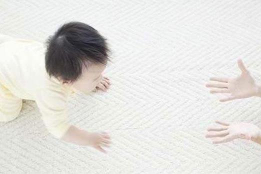 孩子1岁还不会爬?创造这三个条件,宝宝“爬行”问题轻松解决|爬行|宝宝|训练|宝妈|家长_新浪新闻