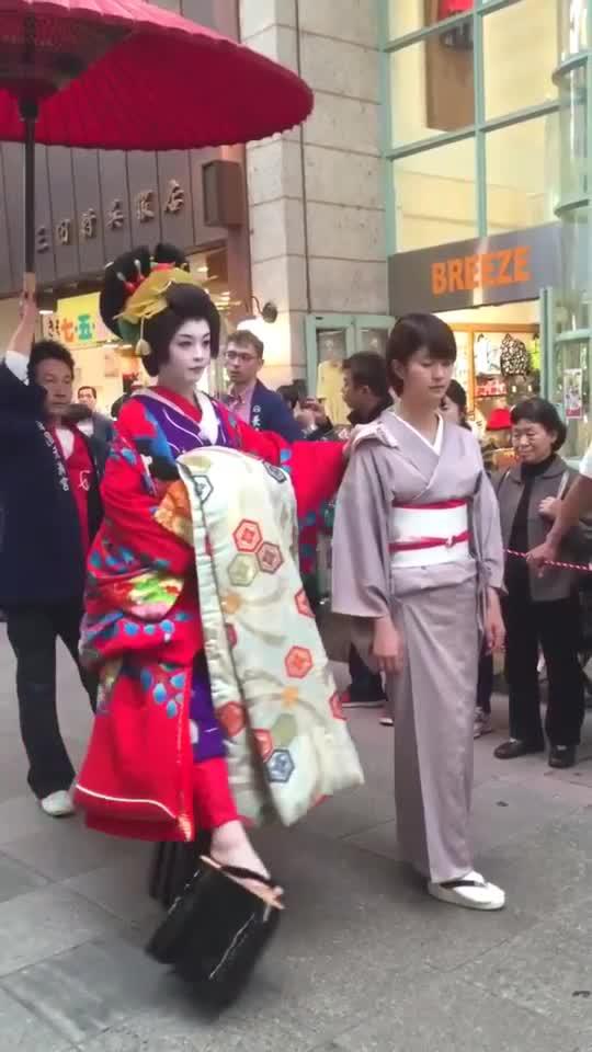 日本花魁出街有牌面,路上行人纷纷让道,日本的文化真是不一般!