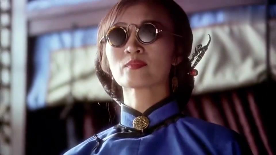 方世玉的老妈为了赶时髦自制墨镜,这是瞎子戴的吧