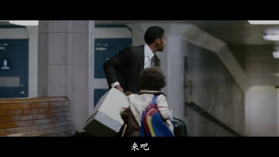 当幸福来敲门:没有钱又被赶出来,父亲带儿子住厕所,失声痛哭