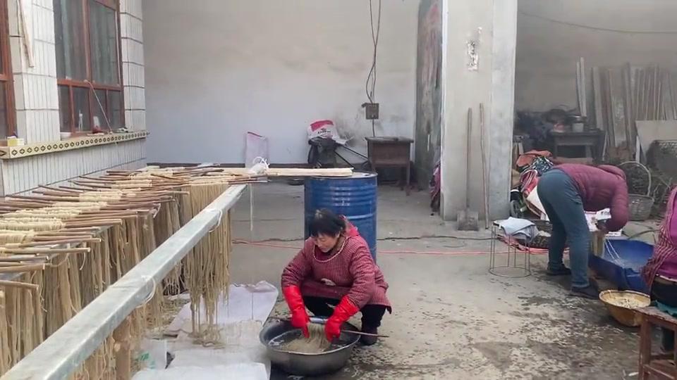大妮婶家做红薯粉条,二丫和大伙忙着包饺子招待,有说有笑真好