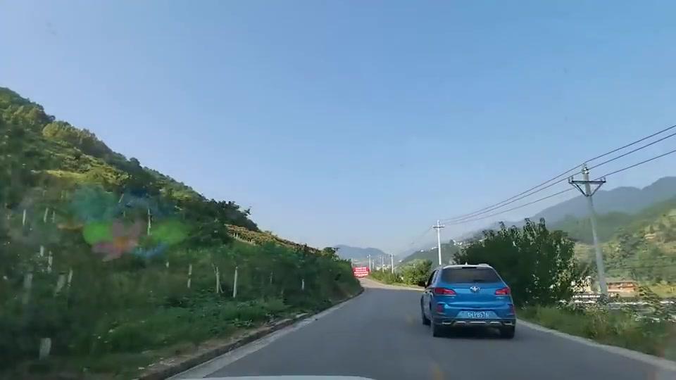 开车在贵州农村,天气真的很好,太羡慕这里了