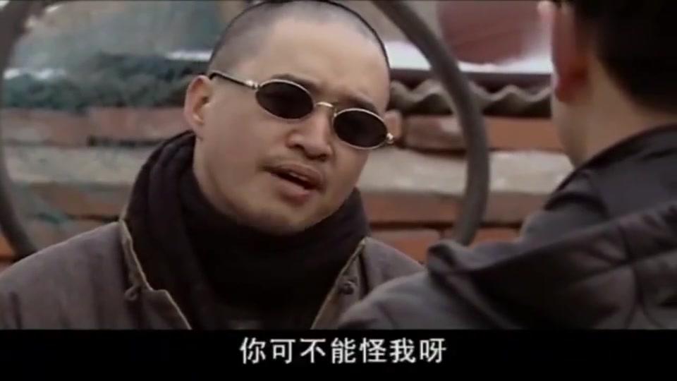 马大帅:在郊区的处所,钢子见到了老疤,一个酒瓶把他撂倒了