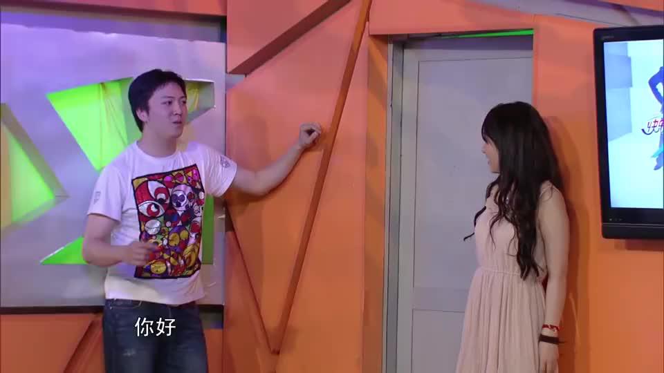 小品《楼上楼下》,张一鸣看上楼上的古筝,为接近她"不择手段"