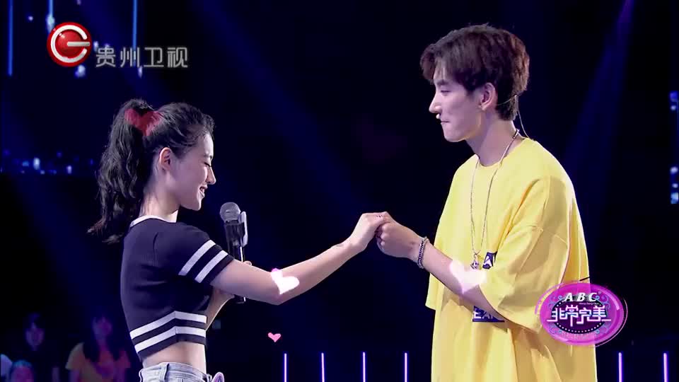 男嘉宾告白女生套路太深,吻手单膝跪地求牵手丨非常完美