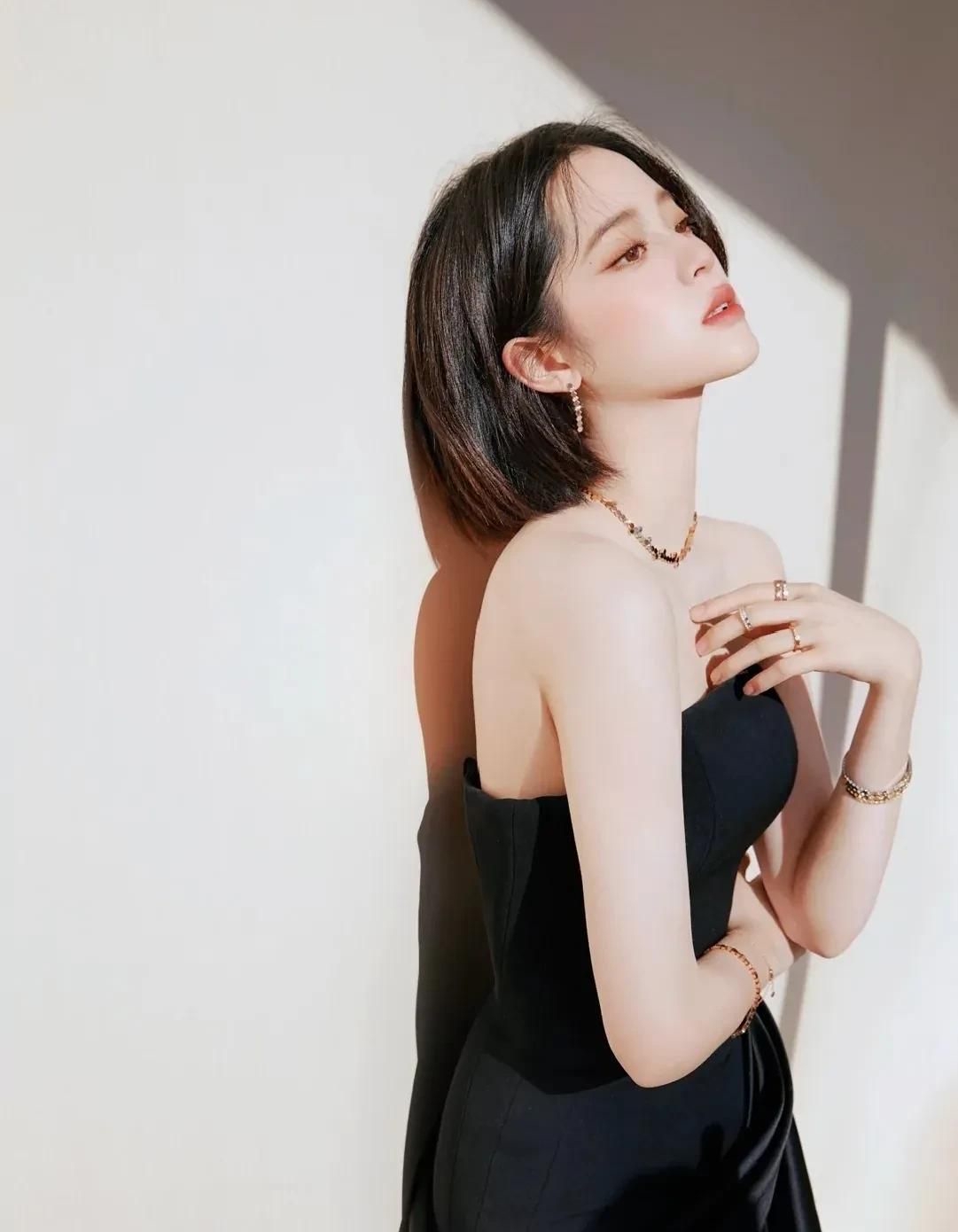 欧阳娜娜婀娜多姿优雅写真惊艳迷人