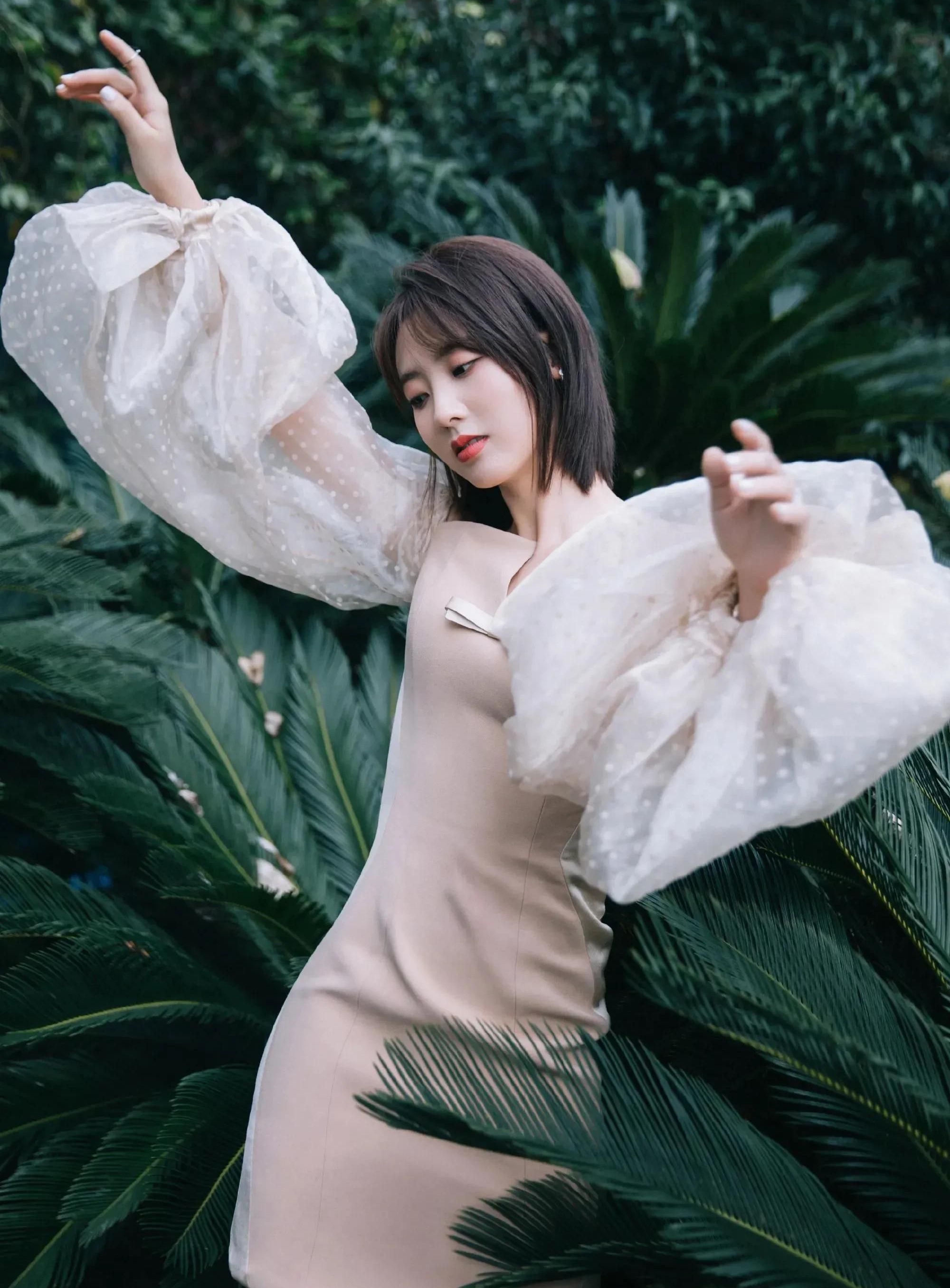 清纯女神邢菲惊艳写真,楚楚动人!__财经头条