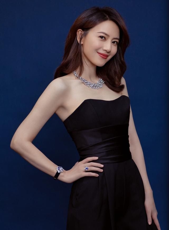 高圆圆,黑色抹胸裙写真!__财经头条