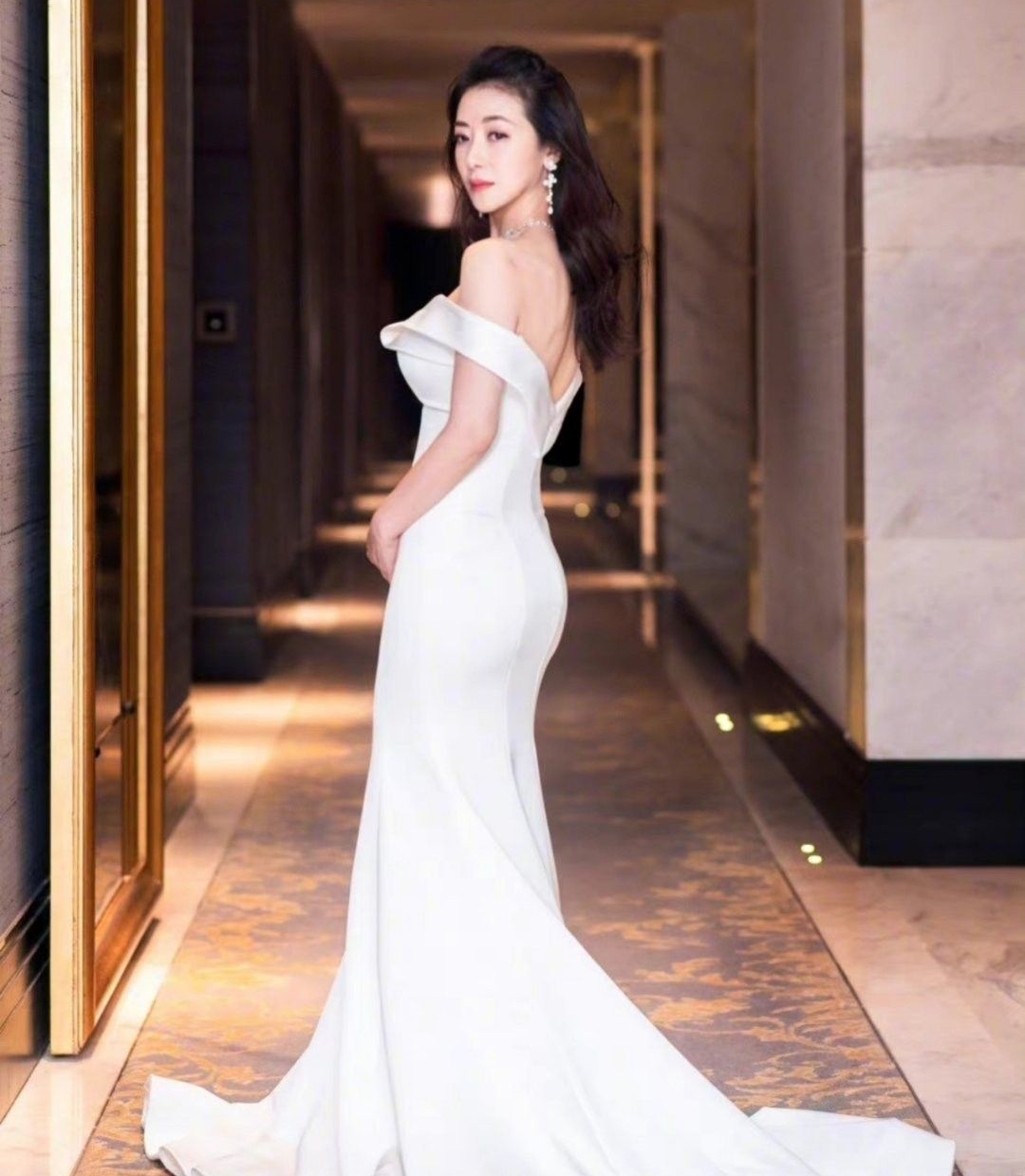 陈紫函白色长裙照,展示完美身材,优雅迷人!__财经头条