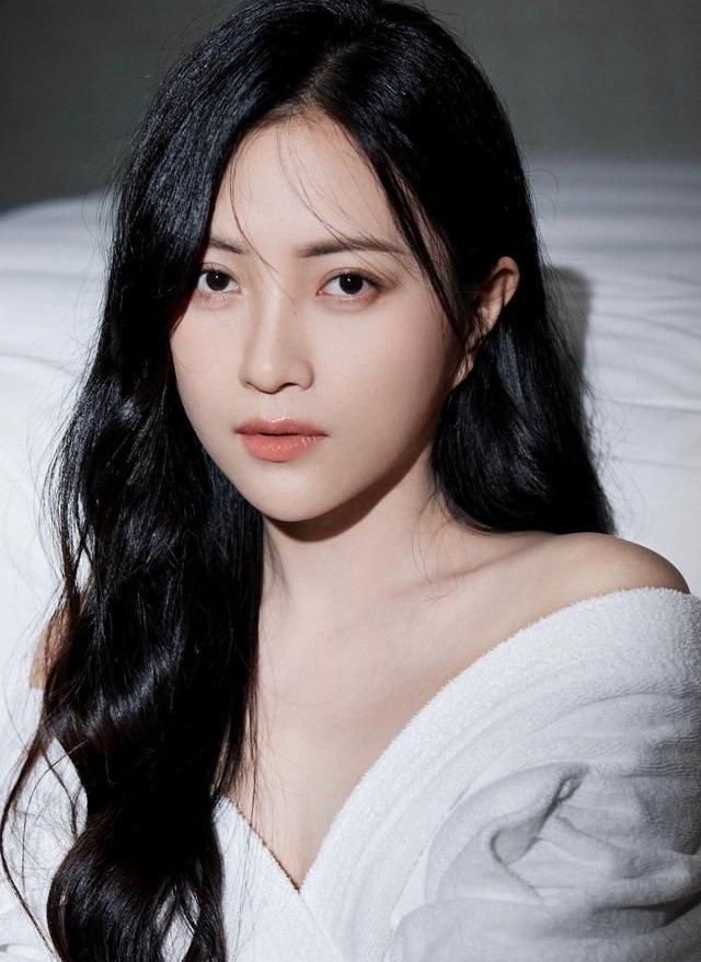 包文婧披肩散发香肩!__财经头条