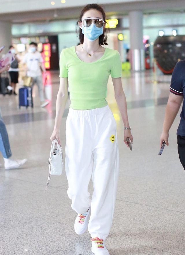 王丽坤穿紧身衣搭运动裤