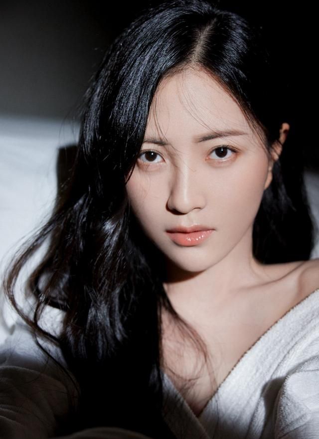 包文婧披肩散发香肩!__财经头条