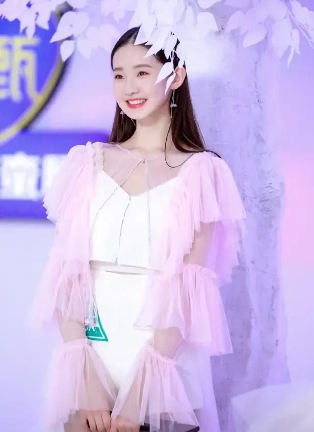 青春靓丽的张亦凡,美艳动人,尽显迷人风姿!__财经头条