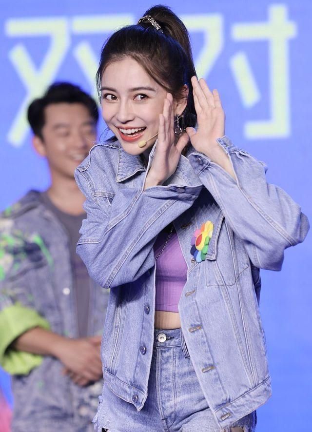 angelababy穿热裤秀美腿甜笑似少女