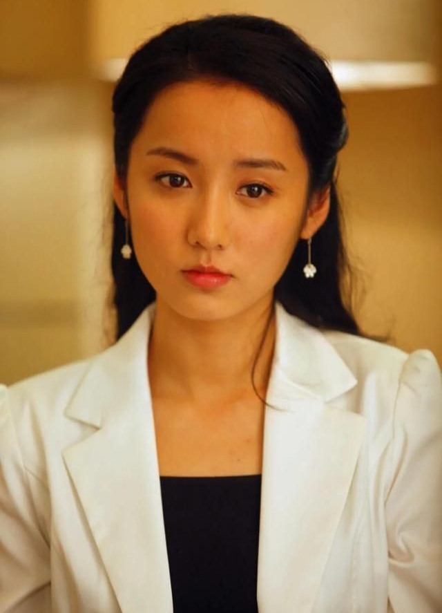 吕一美艳写真照，娇艳如花，惊艳迷人！__财经头条