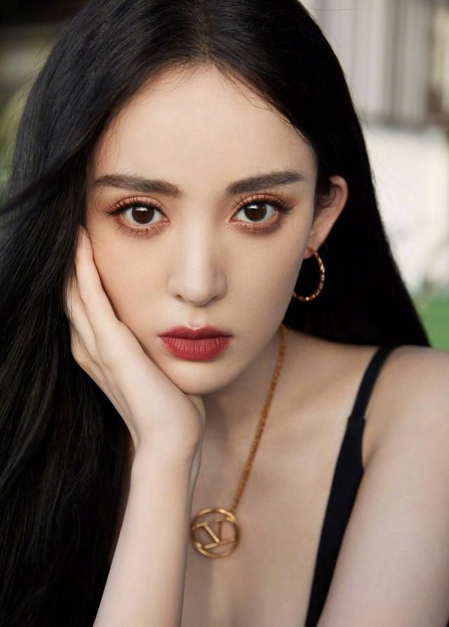 古力娜扎,吊带裙写真!__财经头条