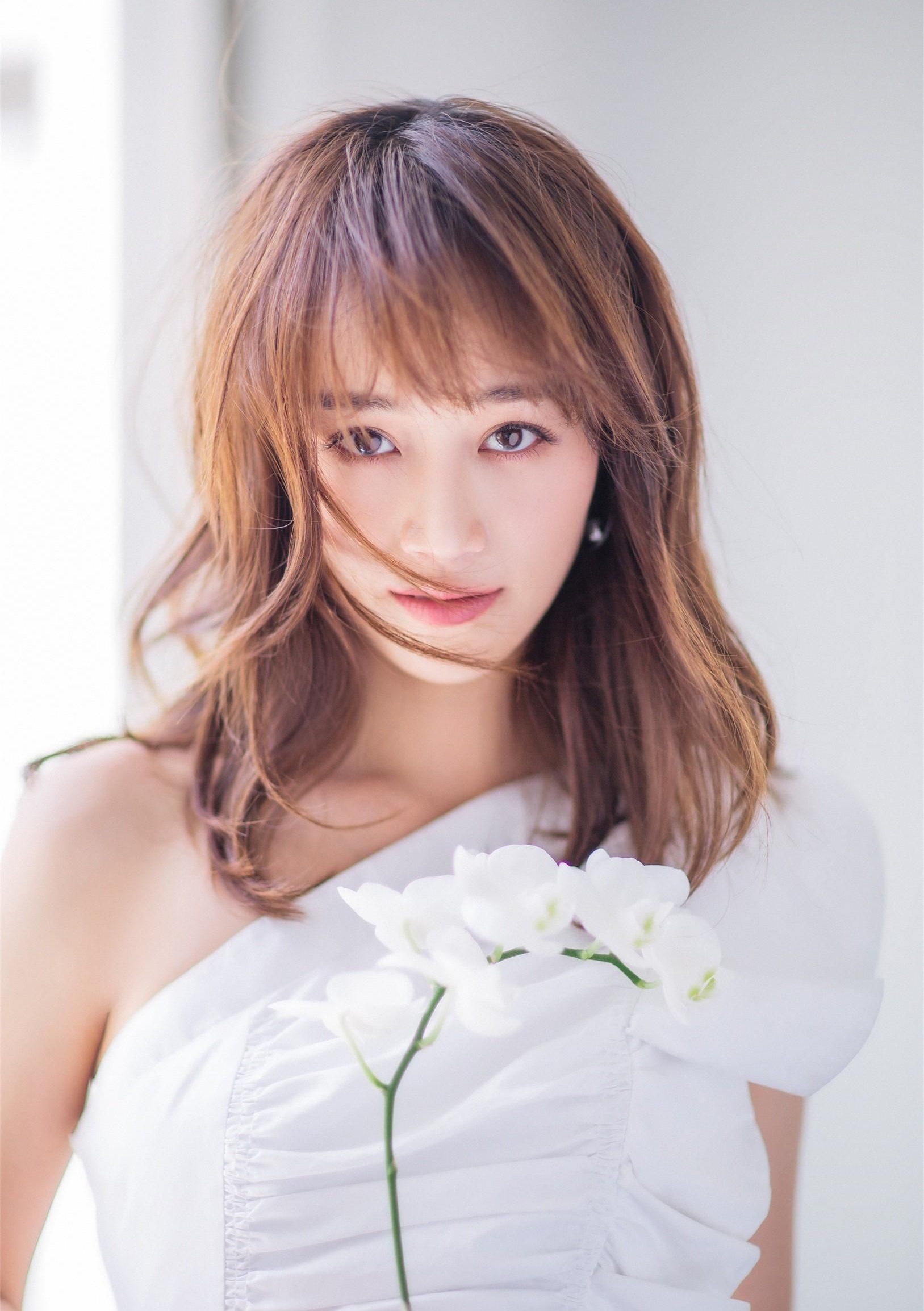 蓝盈莹美艳香肩润泽玉颈楚楚动人