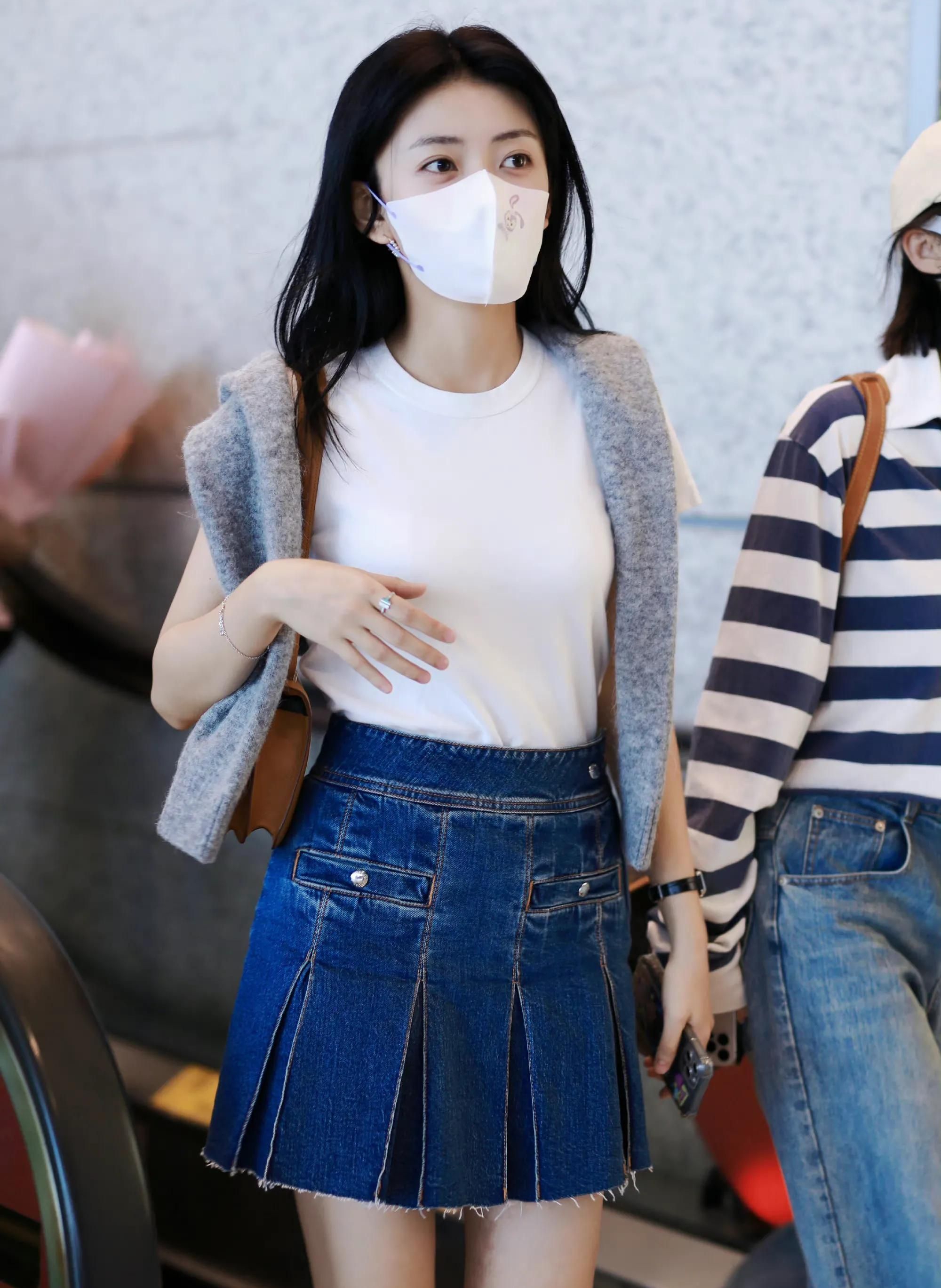 梁洁出行,牛仔短裤,优雅迷人!__财经头条