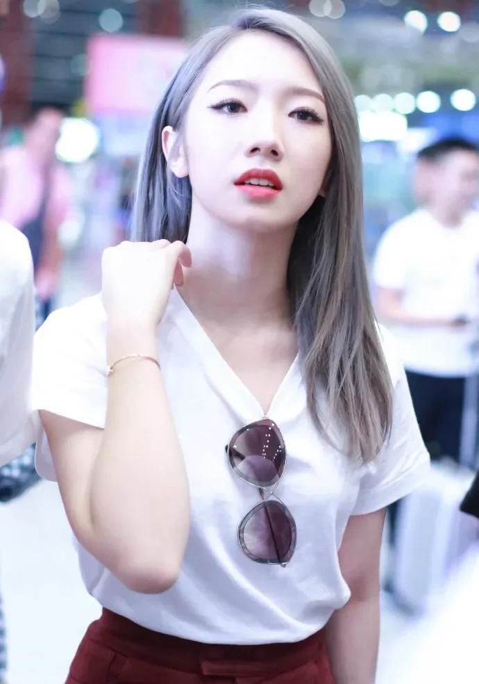 时尚前卫的孟美岐青春靓丽甜美可爱的写真照