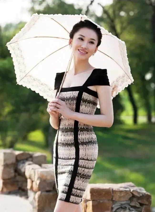精致优雅的朱子岩,美艳动人,尽显迷人身姿!