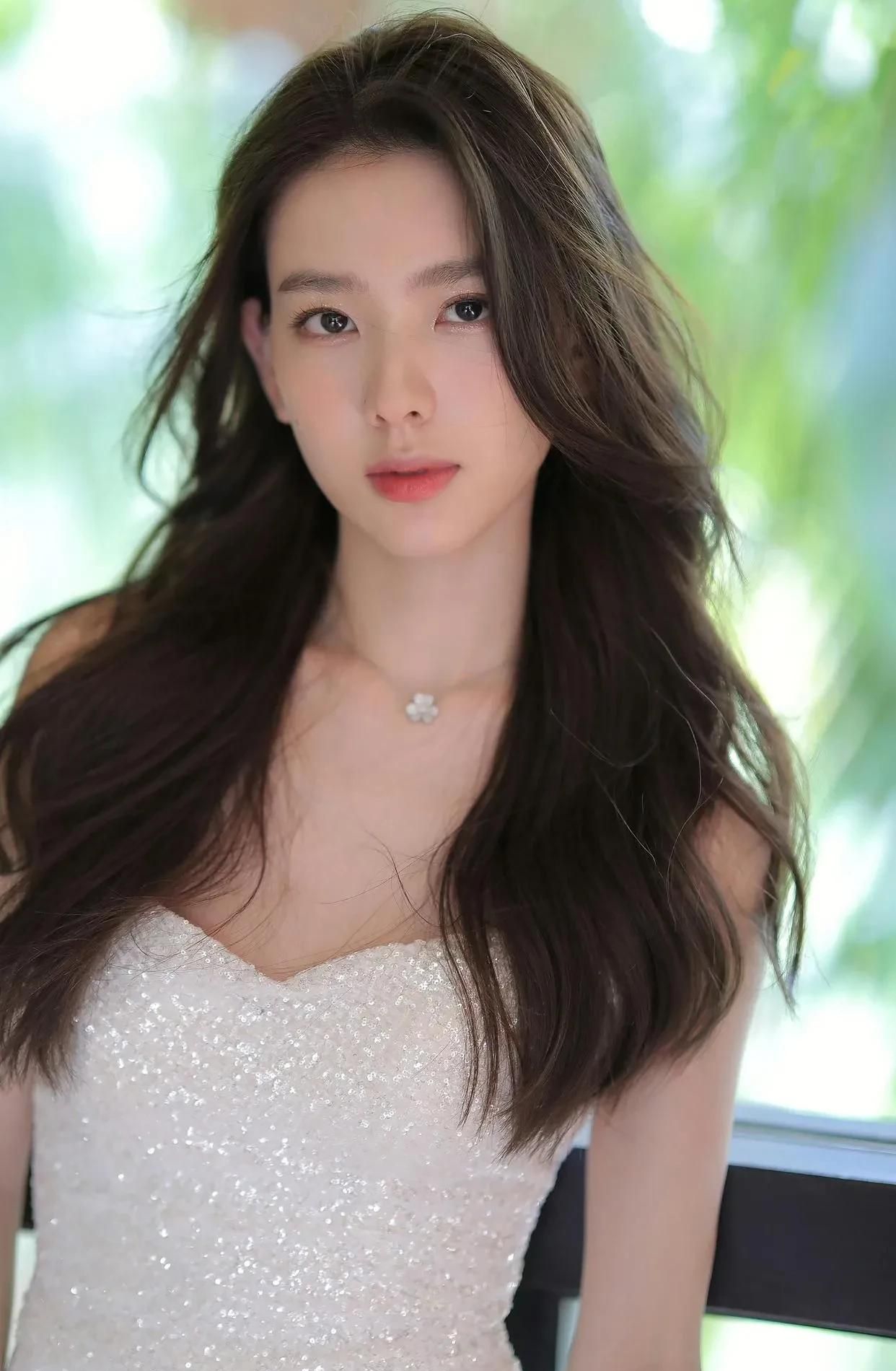 孙一宁:肤白貌美,玲珑精致,惊艳迷人!__财经头条