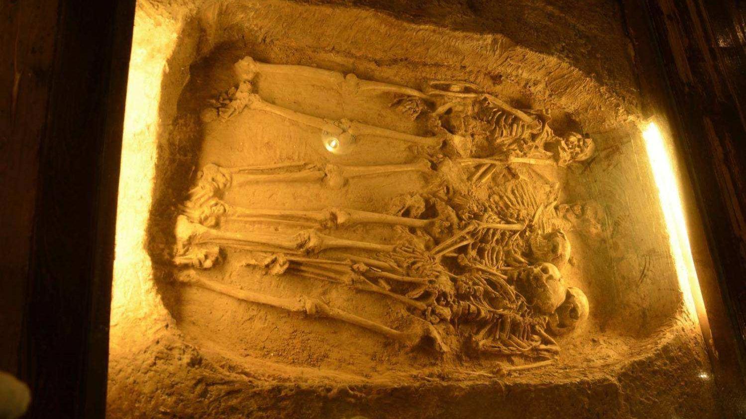 古代皇帝驾崩,陪葬嫔妃的双腿为什么总是分开的?死前遭遇了啥?