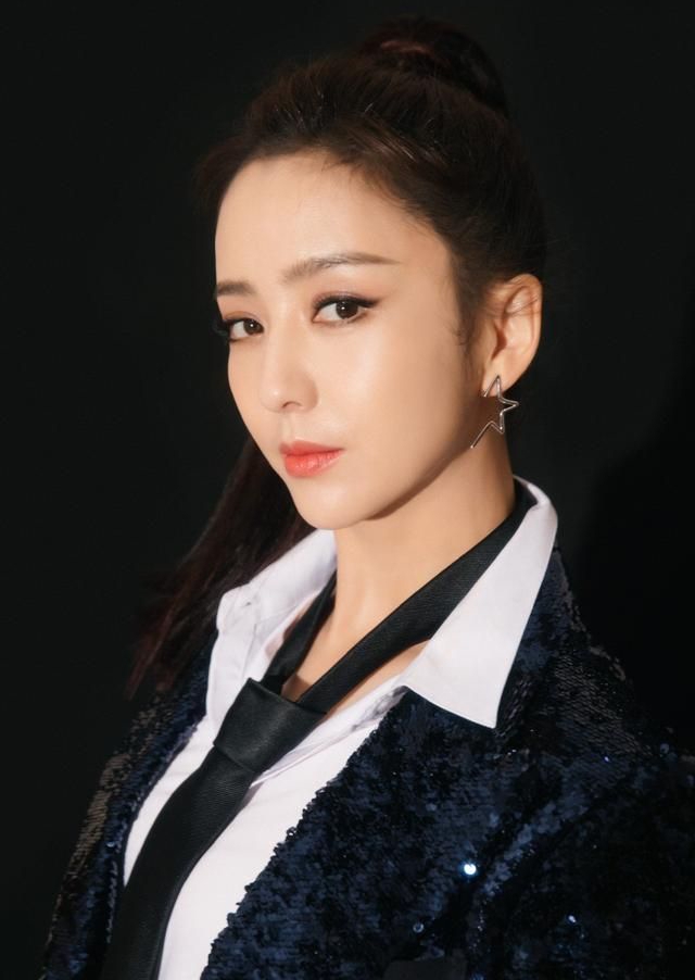 佟丽娅,亮片西装酷美帅气!_高清图集_新浪网