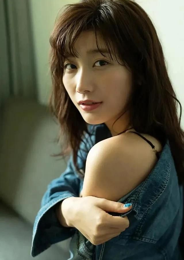 小仓优香甜美可爱时尚魅力