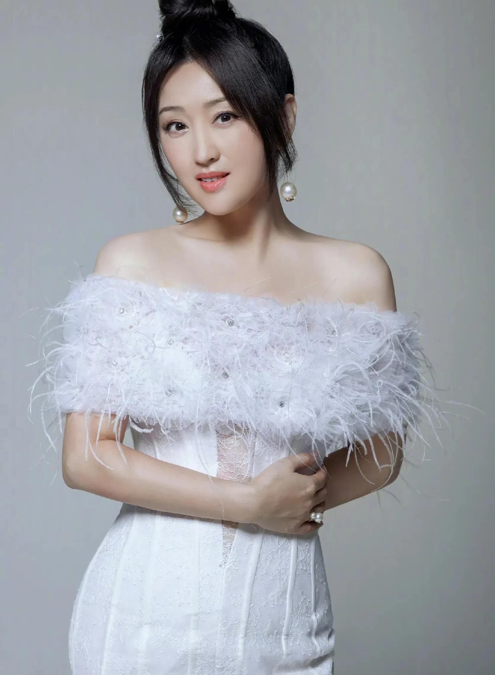 甜歌皇后杨钰莹,优雅迷人,温婉秀丽的写真集!