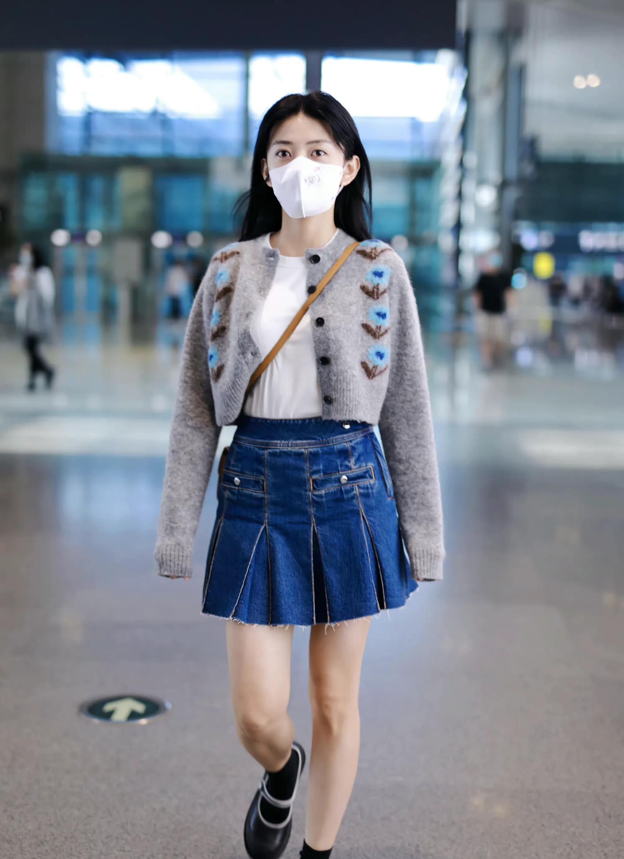 梁洁出行,牛仔短裤,优雅迷人!__财经头条