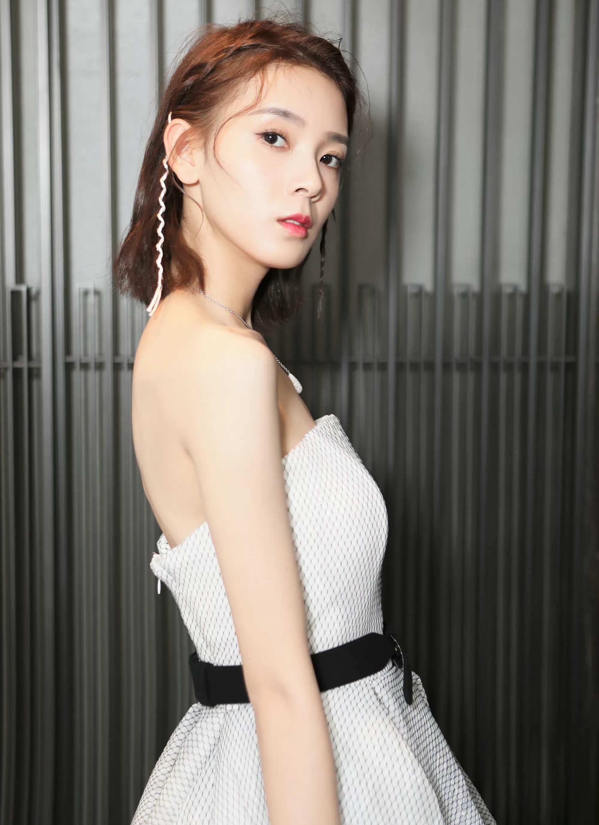 陈瑶穿着白色印花裙子,娇艳如花,美艳动人!