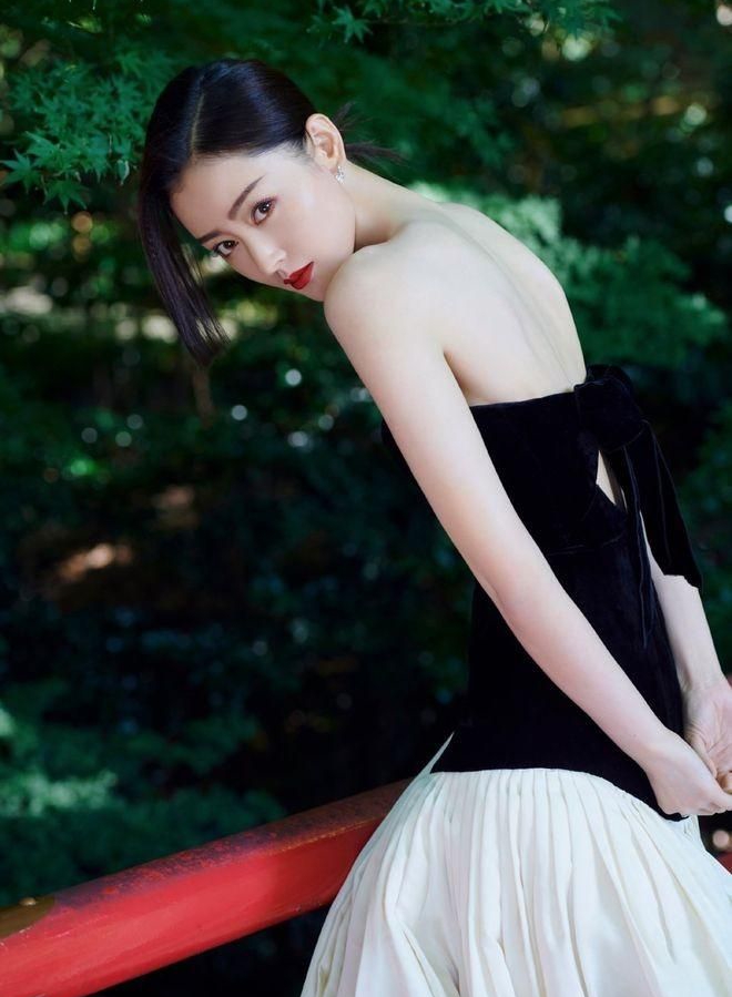 张天爱黑色抹胸拖尾长裙时尚写真,皮肤白嫩身材婀娜,美艳动人!__财经头条
