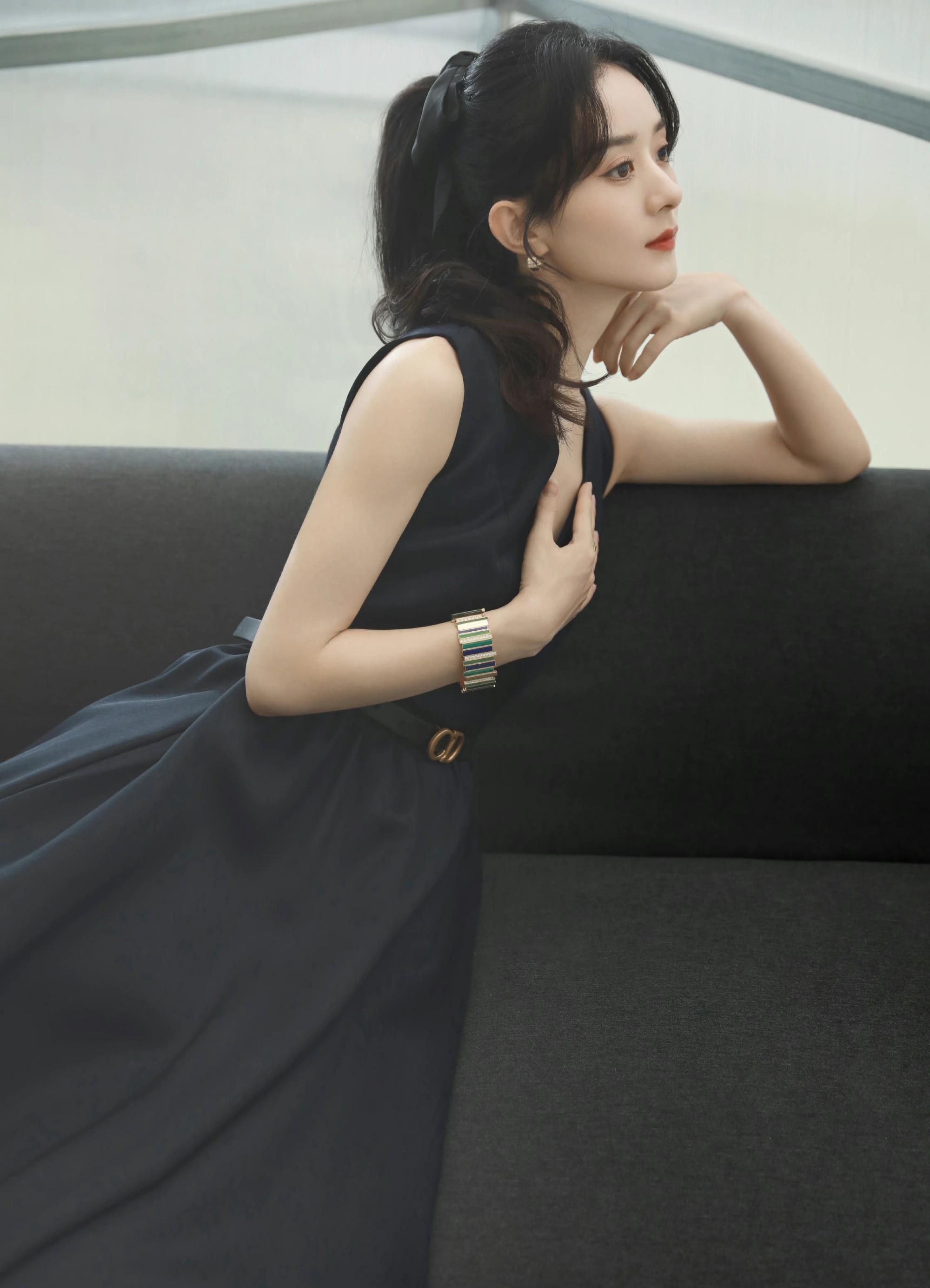 赵丽颖黑色连衣裙写真魅力可人