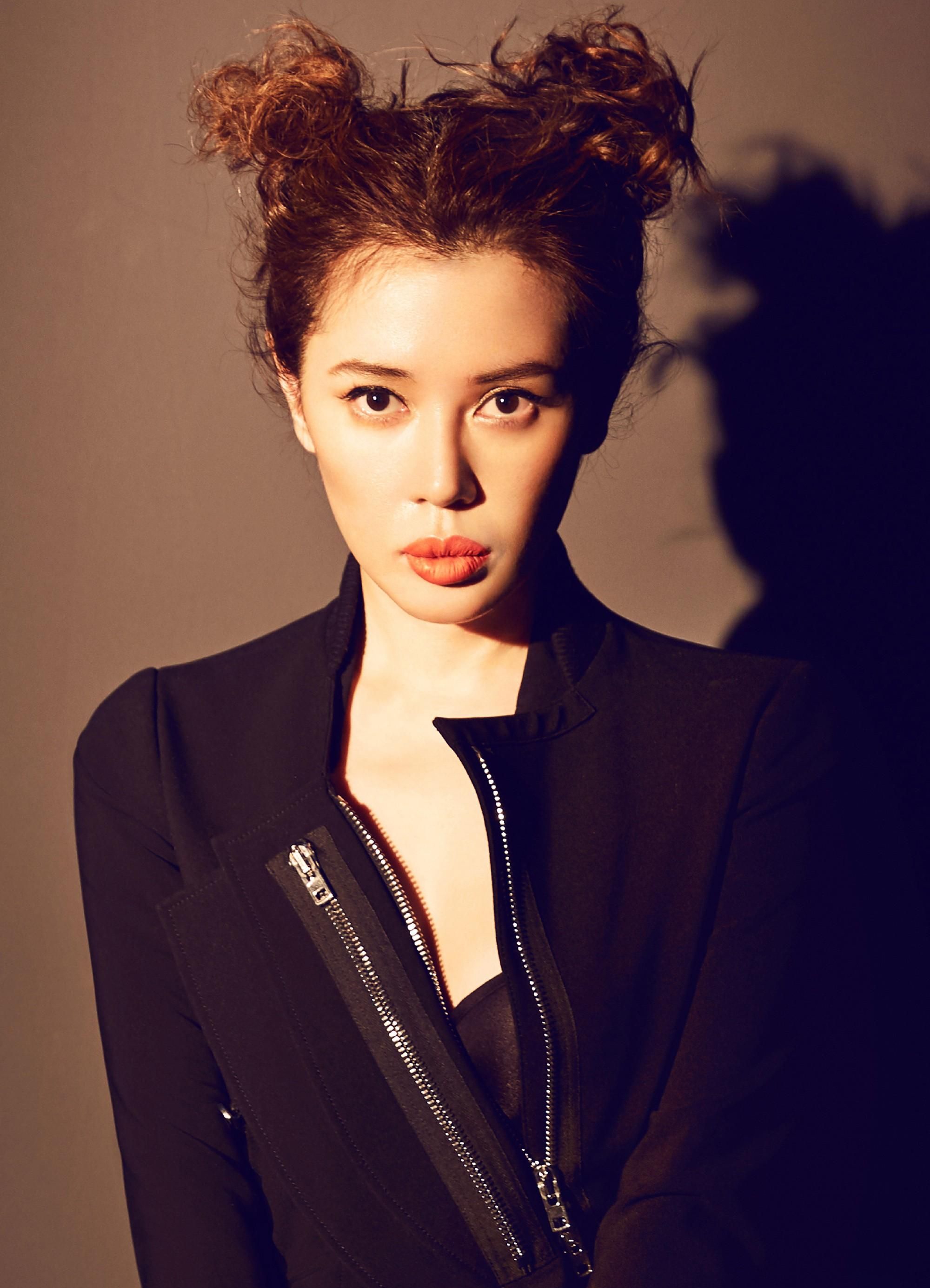 余男时尚优雅的造型,高贵冷艳,妩媚动人!__财经头条