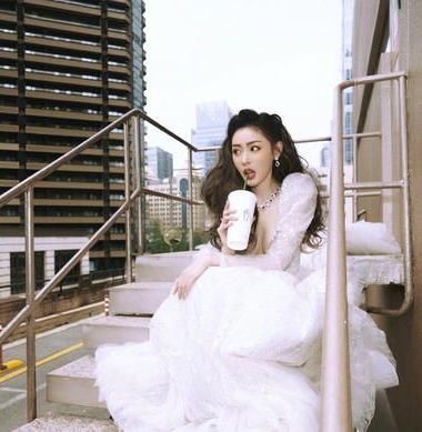 张天爱白色婚纱,美丽动人!__财经头条