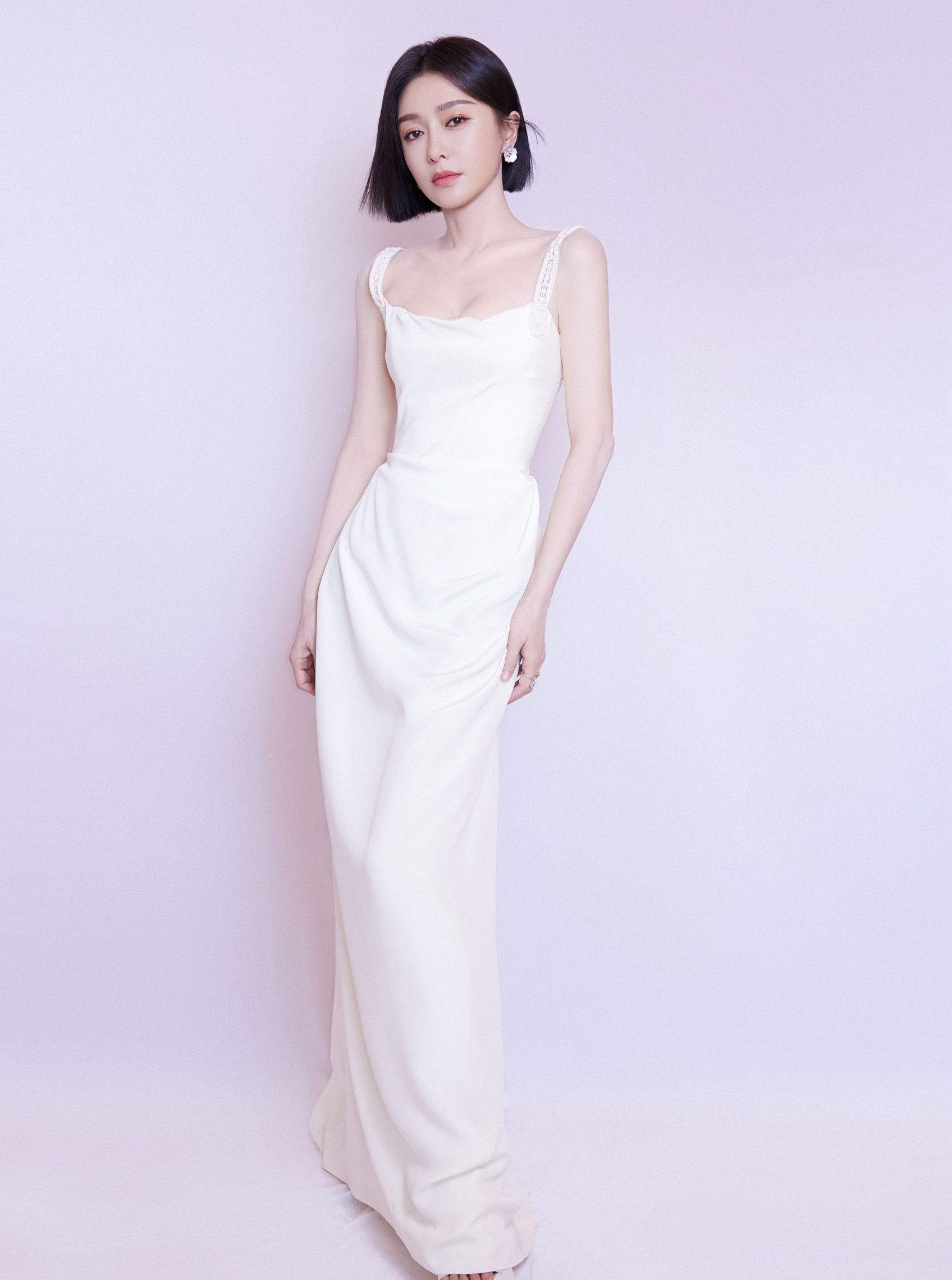 秦岚吊带白色连衣裙优雅写真清新淡雅俏丽动人
