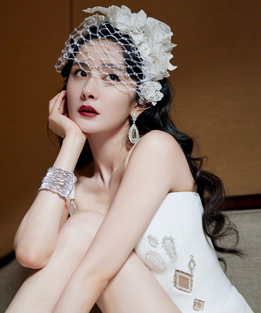 杨幂高清吊带连衣裙写真,头戴蕾丝花朵网纱头饰,楚楚动人!