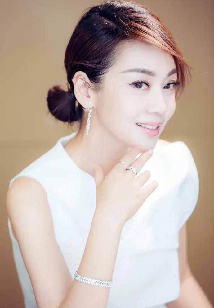 风情万种的闫妮,时尚俏丽,温柔甜美的写真!__财经头条