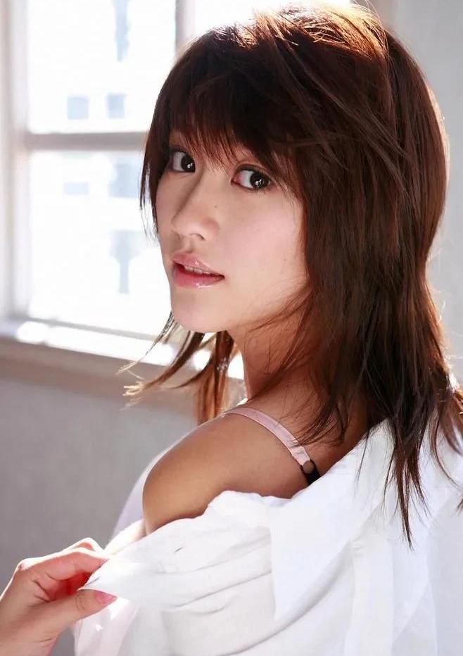 原干惠: 清新淡雅,俏丽动人!__财经头条