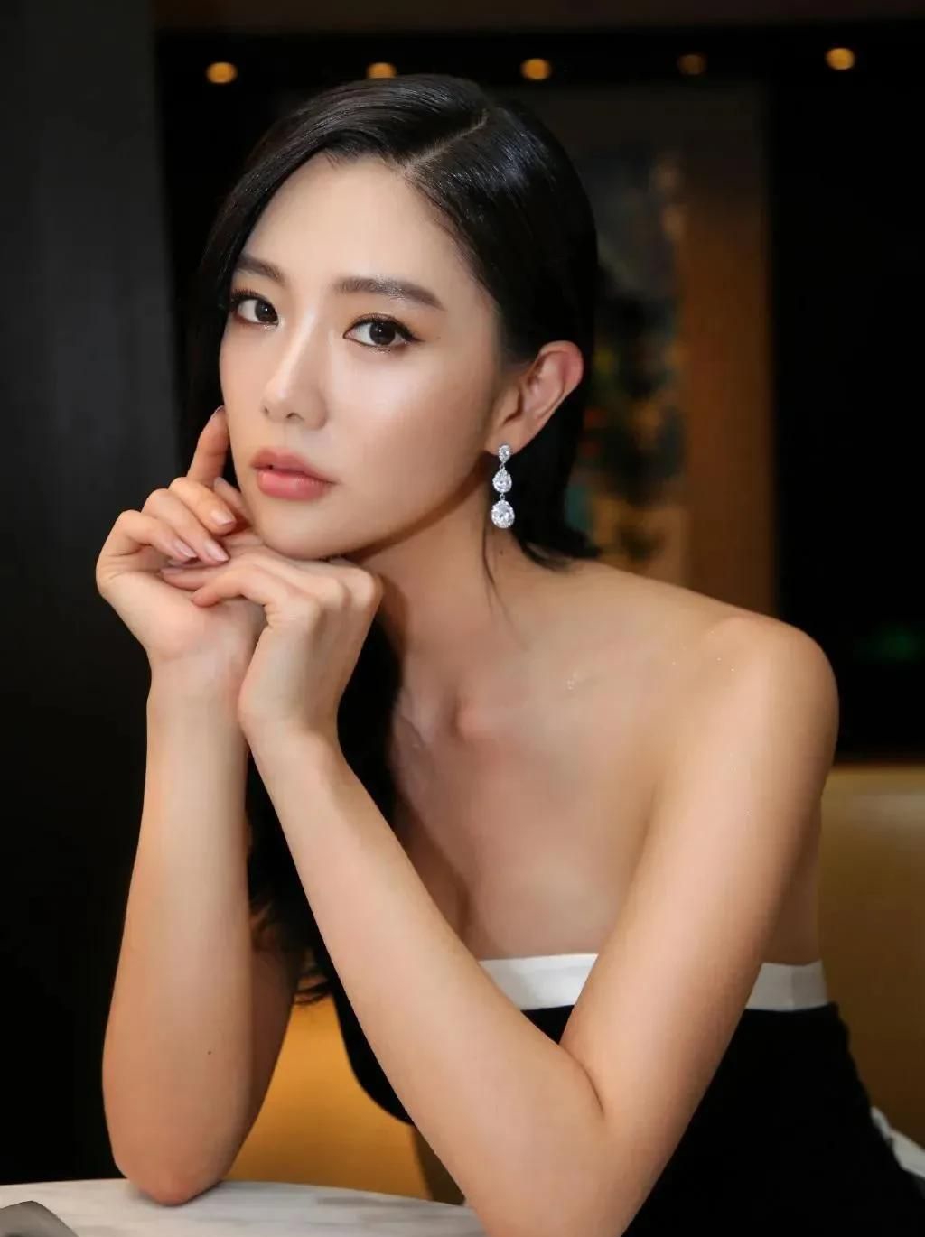 克拉拉:楚楚动人,极品惊艳女神写真!_高清图集_新浪网