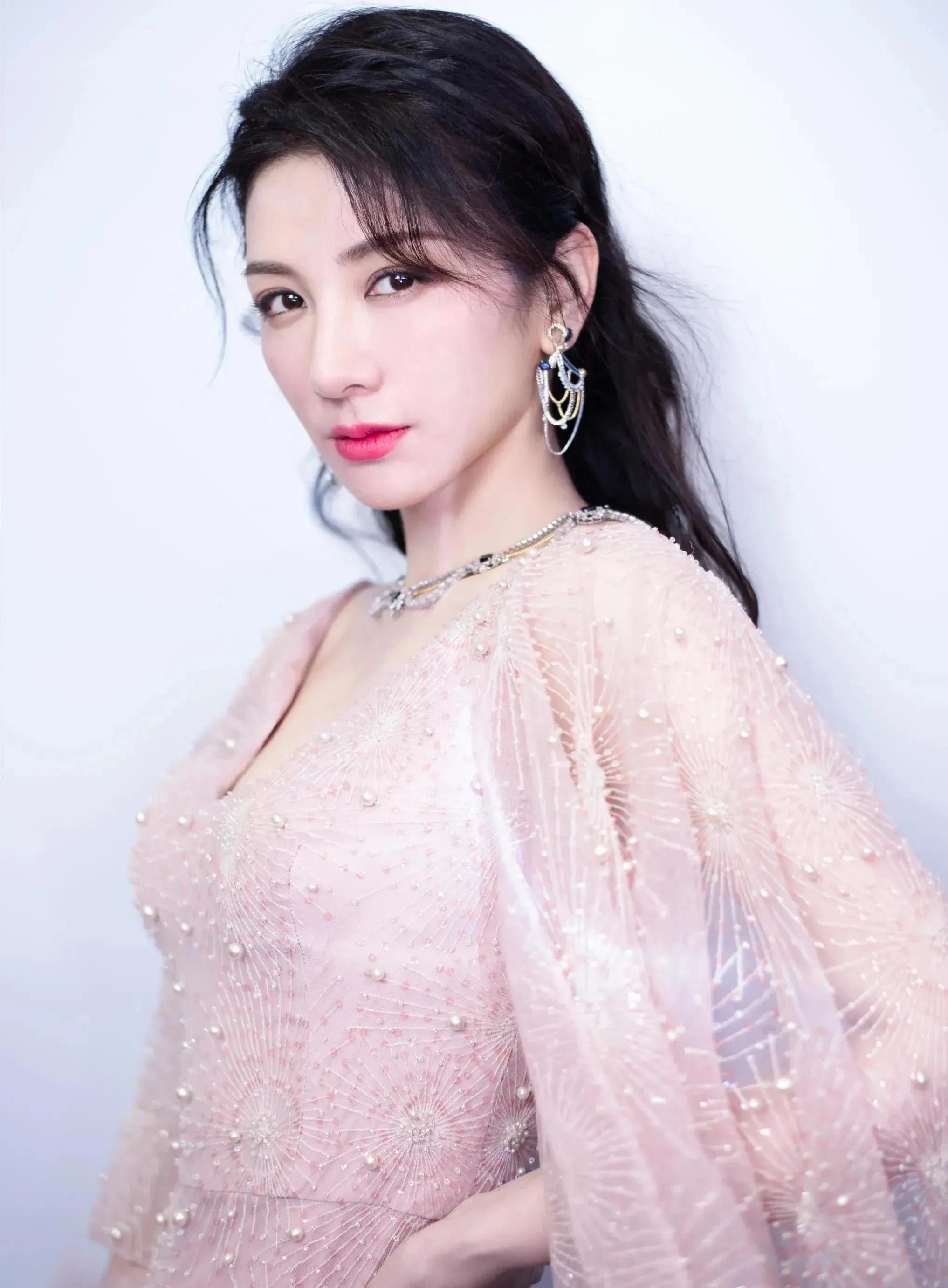 黄奕身姿卓越俏丽多姿楚楚动人