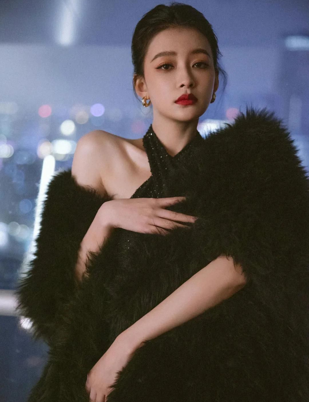 孙怡身着黑色披肩礼服温柔美艳楚楚动人