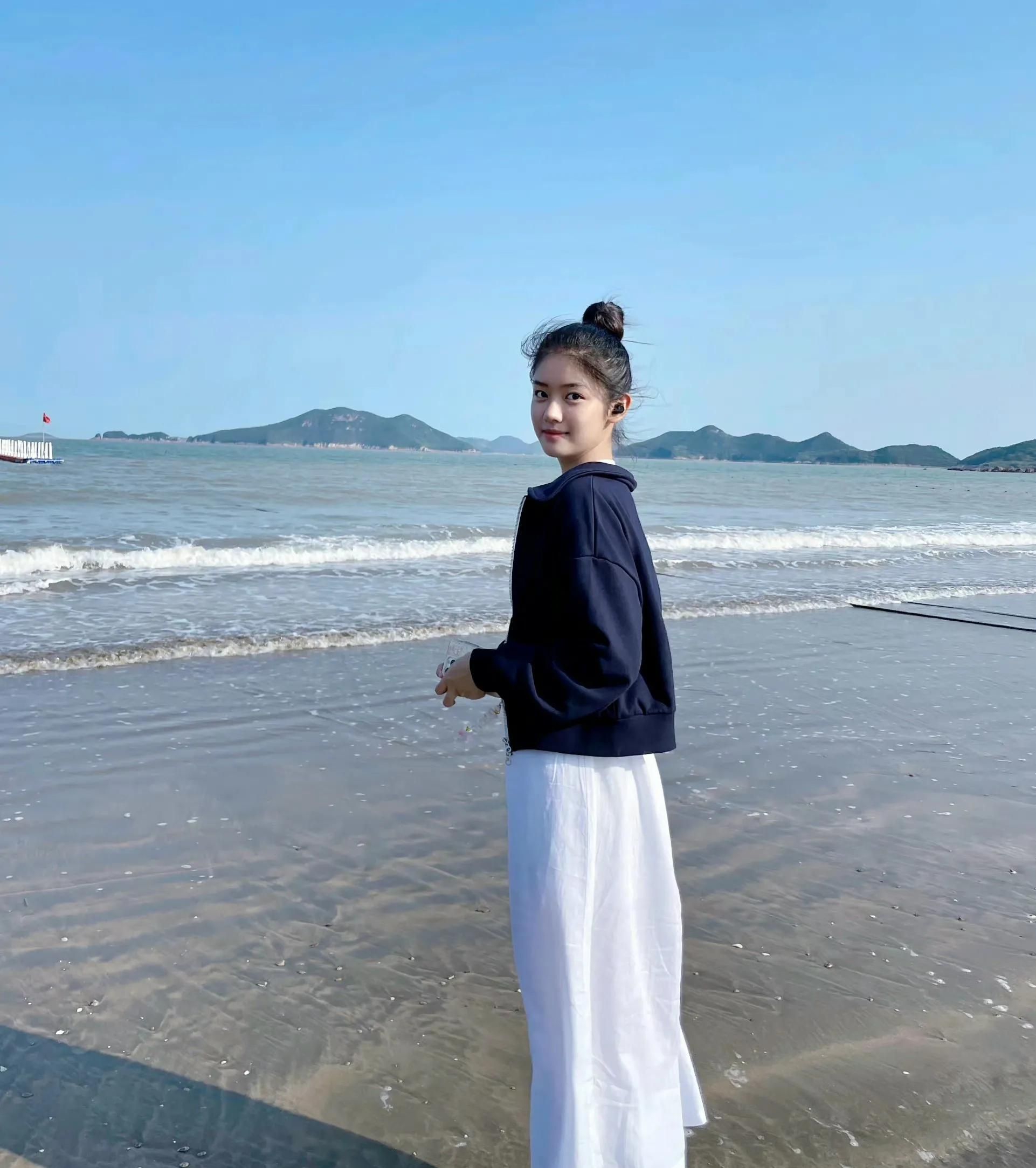 赵蕴卓在海边游玩扎丸子头楚楚动人